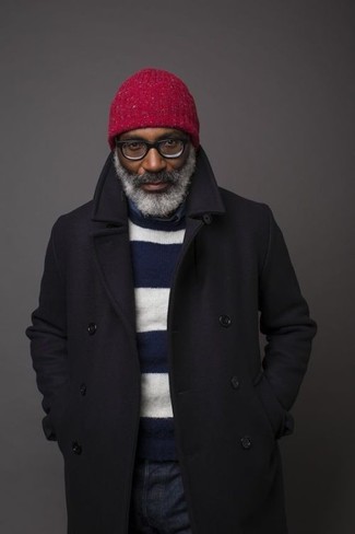 С чем носить красную шапку за 50 лет мужчине в прохладную погоду в стиле смарт-кэжуал: Черное длинное пальто и красная шапка — превосходная формула для воплощения привлекательного и простого образа.