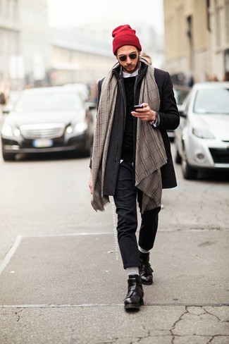 С чем носить серые шерстяные носки мужчине в прохладную погоду: Если ты делаешь ставку на удобство и практичность, темно-серое длинное пальто и серые шерстяные носки — прекрасный вариант для модного повседневного мужского ансамбля. Не прочь добавить в этот наряд немного классики? Тогда в качестве дополнения к этому ансамблю, выбери черные кожаные повседневные ботинки.