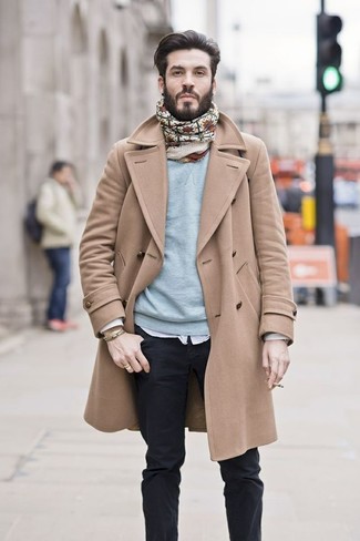 С чем носить светло-коричневый шарф в 30 лет мужчине: Светло-коричневое длинное пальто и светло-коричневый шарф — беспроигрышный выбор для насыщенного выходного дня.