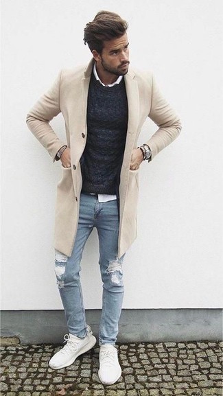 Какие зауженные джинсы носить с бежевым длинным пальто в 20 лет в стиле кэжуал: Бежевое длинное пальто чудесно сочетается с зауженными джинсами. Почему бы не привнести в этот образ немного небрежности с помощью белых кроссовок?
