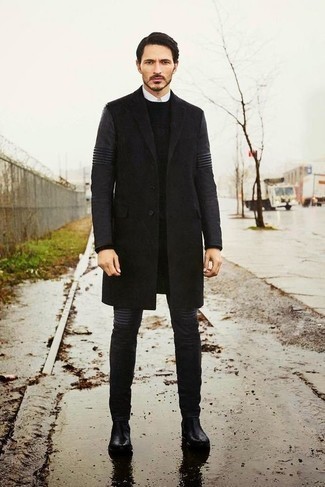 Какие длинные пальто носить с темно-серыми джинсами в 30 лет: Сочетание длинного пальто и темно-серых джинсов — великолепный пример современного стиля в большом городе. Хотел бы добавить сюда нотку нарядности? Тогда в качестве дополнения к этому образу, стоит обратить внимание на черные кожаные ботинки челси.
