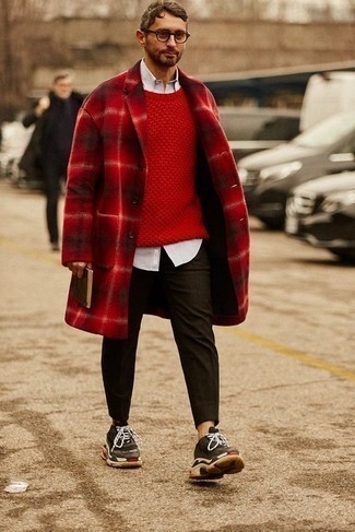 С чем носить темно-красное длинное пальто в 30 лет: Темно-красное длинное пальто в сочетании с темно-коричневыми брюками чинос позволит выразить твой личный стиль. Создать красивый контраст с остальными составляющими этого лука помогут темно-коричневые кроссовки.