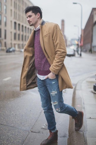 С чем носить пурпурный свитер в 20 лет мужчине: Пурпурный свитер и синие рваные джинсы — великолепная формула для воплощения привлекательного и функционального ансамбля. Любители свежих идей могут дополнить ансамбль темно-коричневыми кожаными повседневными ботинками, тем самым добавив в него немного классики.