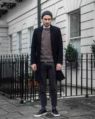 С чем носить темно-серые носки мужчине в холод в стиле смарт-кэжуал: Если в одежде ты ценишь комфорт и практичность, черное длинное пальто и темно-серые носки — замечательный выбор для модного повседневного мужского лука. Черные кожаные низкие кеды — беспроигрышный выбор, чтобы дополнить лук.
