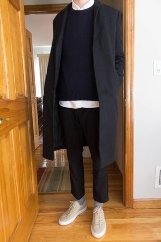 Как носить черные брюки чинос с бежевыми низкими кедами из плотной ткани в 30 лет в прохладную погоду: Сочетание черного длинного пальто и черных брюк чинос поможет выглядеть стильно, а также подчеркнуть твой индивидуальный стиль. Что касается обуви, можешь отдать предпочтение практичности и выбрать бежевые низкие кеды из плотной ткани.