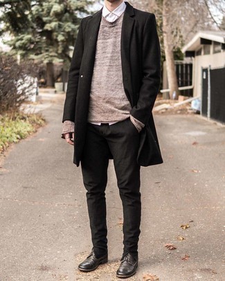 Как носить коричневые кожаные повседневные ботинки с черными брюками чинос в 30 лет в холод: Если ты приписываешь себя к той редкой группе парней, которые каждый день стараются одеваться безупречно стильно, тебе полюбится сочетание черного длинного пальто и черных брюк чинос. В тандеме с этим ансамблем идеально выглядят коричневые кожаные повседневные ботинки.