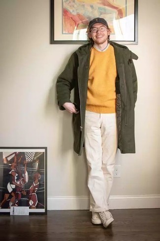 Модный лук: оливковое длинное пальто, оранжевый свитер с круглым вырезом, белая рубашка с коротким рукавом, белые брюки чинос