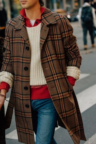 С чем носить светло-коричневый свитер с круглым вырезом в 20 лет мужчине в холод в стиле смарт-кэжуал: Светло-коричневый свитер с круглым вырезом и синие джинсы — отличный выбор для похода в кино или марафона по городским барам.