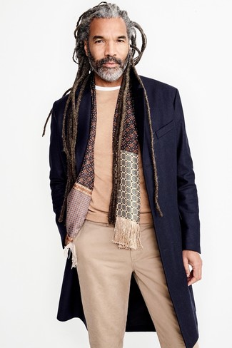 С чем носить коричневый шелковый шарф за 40 лет мужчине: Темно-синее длинное пальто и коричневый шелковый шарф — классная формула для воплощения стильного и несложного лука.