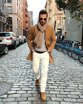 Как носить белые джинсы с светло-коричневыми замшевыми ботинками челси мужчине в холод: Светло-коричневое длинное пальто и белые джинсы — великолепная идея для несложного, но модного мужского ансамбля. Теперь почему бы не добавить в этот образ на каждый день толику консерватизма с помощью светло-коричневых замшевых ботинок челси?