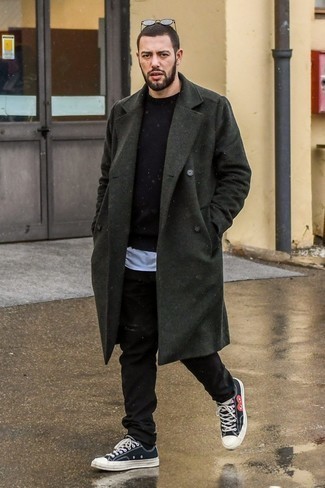 С чем носить черные низкие кеды в 30 лет мужчине в холод: Темно-зеленое длинное пальто в сочетании с черными брюками чинос несомненно будет привлекать внимание прекрасных женщин. Заверши образ черными низкими кедами, если не хочешь, чтобы он получился слишком формальным.