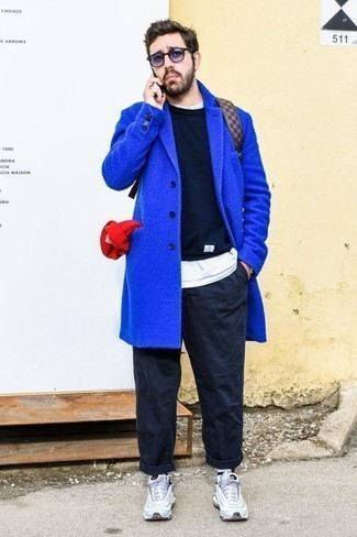 С чем носить бирюзовые кроссовки мужчине: Синее длинное пальто и темно-синие брюки чинос — необходимые вещи в арсенале современного парня. Если подобный образ кажется слишком дерзким, сбалансируй его бирюзовыми кроссовками.
