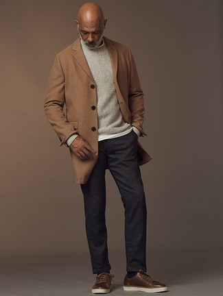 Какие брюки чинос носить с темно-коричневыми низкими кедами за 50 лет осень: Поклонникам стиля смарт кэжуал понравится сочетание светло-коричневого длинного пальто и брюк чинос. Дополни ансамбль темно-коричневыми низкими кедами, если не хочешь, чтобы он получился слишком претенциозным. Разве это не здоровская идея для капризной осенней погоды?