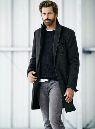 С чем носить серые джинсы мужчине в холод в стиле смарт-кэжуал: Черное длинное пальто и серые джинсы великолепно впишутся в любой мужской образ — непринужденный будничный образ или же строгий вечерний.