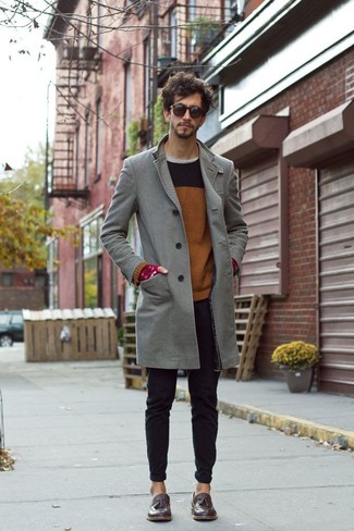 Модный лук: серое длинное пальто, коричневый свитер с круглым вырезом, серая футболка с круглым вырезом, черные зауженные джинсы