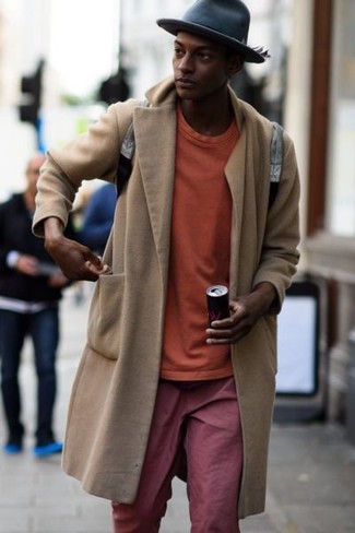 С чем носить оранжевый свитшот мужчине в холод: Дуэт оранжевого свитшота и красных брюк чинос позволит реализовать в твоем ансамбле городской стиль современного парня.