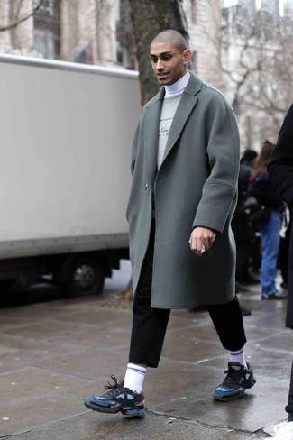 Какие кроссовки носить с серым длинным пальто в 20 лет: Комбо из серого длинного пальто и черных брюк чинос идеально подойдет для рабочего дня в офисе. Завершив образ кроссовками, ты привнесешь в него немного динамичности.