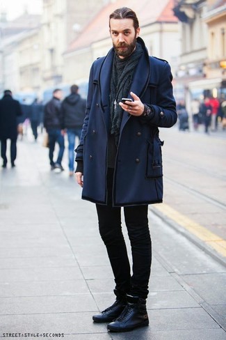 Как носить зауженные джинсы с высокими кедами в 30 лет мужчине в холод в стиле кэжуал: В паре друг с другом темно-синее длинное пальто и зауженные джинсы будут выглядеть очень выгодно. Ты можешь легко приспособить такой лук к повседневным реалиям, надев высокими кедами.