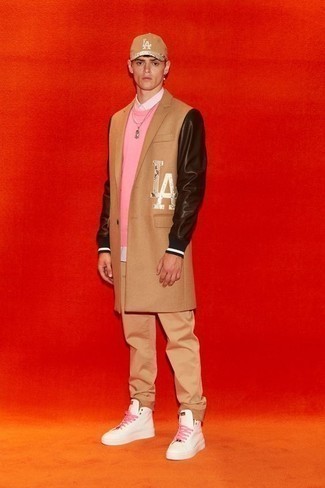 Мода для 20-летних мужчин: Удобное сочетание розового свитшота и белой рубашки с длинным рукавом поможет выразить твой личный стиль и выгодно выделиться из серой массы.