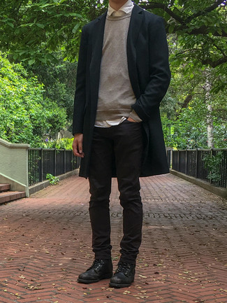 С чем носить черное длинное пальто в 30 лет в стиле смарт-кэжуал: Черное длинное пальто в сочетании с черными джинсами — образец привлекательного офисного стиля для парней. Черные кожаные повседневные ботинки великолепно впишутся в ансамбль.
