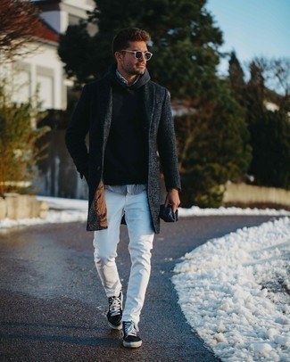 Какие рубашки с длинным рукавом носить с черно-белыми низкими кедами мужчине в прохладную погоду: Сочетание рубашки с длинным рукавом и белых зауженных джинсов - очень практично, и поэтому идеально для повседневой носки. В этот образ очень легко интегрировать черно-белые низкие кеды.