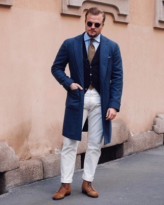 С чем носить бело-темно-синие брюки чинос в 30 лет в прохладную погоду: Если ты принадлежишь к той немногочисленной группе парней, способных неплохо разбираться в том, что стильно, а что нет, тебе подойдет дуэт темно-синего длинного пальто и бело-темно-синих брюк чинос. Вместе с этим луком великолепно выглядят коричневые замшевые повседневные ботинки.