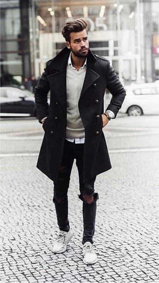 С чем носить черные рваные джинсы в 20 лет мужчине в стиле кэжуал: Черное длинное пальто и черные рваные джинсы выигрышно вписываются в гардероб самых избирательных мужчин. Чтобы привнести в образ немного беззаботства , на ноги можно надеть серые кроссовки.