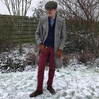 С чем носить серое длинное пальто в шотландскую клетку в 30 лет зима: Любишь выглядеть дорого? Тогда дуэт серого длинного пальто в шотландскую клетку и темно-красных джинсов - это то, что тебе нужно. Закончив лук темно-коричневыми замшевыми ботинками челси, получим занятный результат. Как видишь, это довольно-таки теплое и красивое сочетание для холодной январской погоды.