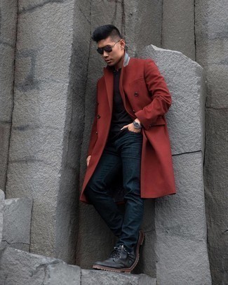 Как носить красное длинное пальто с черными кожаными повседневными ботинками в холод: Красное длинное пальто и темно-синие джинсы — лук, который будет неизбежно притягивать женские взгляды. В тандеме с этим ансамблем наиболее выгодно выглядят черные кожаные повседневные ботинки.