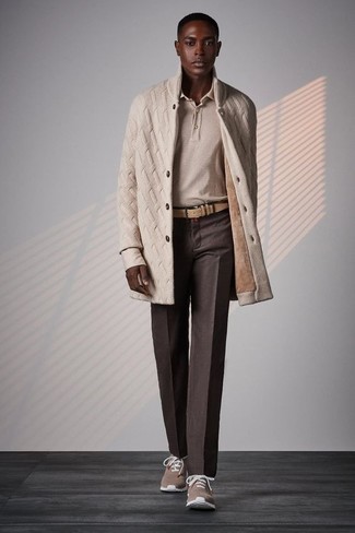 С чем носить темно-коричневые брюки чинос в 20 лет в стиле кэжуал: Бежевое длинное пальто в сочетании с темно-коричневыми брюками чинос может стать замечательным луком для офиса. Закончи образ коричневыми кроссовками, если не хочешь, чтобы он получился слишком консервативным.
