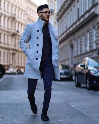 Какие длинные пальто носить с темно-синими джинсами в 30 лет в холод: Дуэт длинного пальто и темно-синих джинсов поможет выглядеть модно, а также выразить твой личный стиль. Любители необычных луков могут завершить лук черными замшевыми ботинками челси, тем самым добавив в него толику классики.