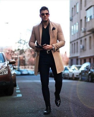 С чем носить черный нагрудный платок в холод: Если ты ценишь комфорт и практичность, светло-коричневое длинное пальто и черный нагрудный платок — превосходный выбор для привлекательного повседневного мужского образа. Черные кожаные туфли дерби добавят ансамблю нотки классики.