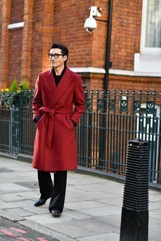 С чем носить красное длинное пальто: Красное длинное пальто в паре с черными брюками чинос стильно вписывается в разные дресс-коды. Теперь почему бы не привнести в повседневный образ чуточку изысканности с помощью черных кожаных ботинок челси?