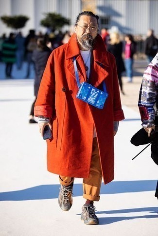Модный лук: оранжевое длинное пальто, белая футболка с длинным рукавом, табачные брюки чинос, коричневые кроссовки