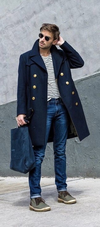 Как носить темно-синее длинное пальто с синими джинсами в холод: Дуэт темно-синего длинного пальто и синих джинсов поможет воплотить в твоем образе городской стиль современного парня. Любители незаезженных вариантов могут завершить ансамбль оливковыми ботинками дезертами из плотной ткани.