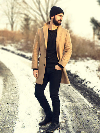 С чем носить светло-коричневое длинное пальто: Светло-коричневое длинное пальто и черные джинсы выигрышно впишутся в любой мужской лук — расслабленный повседневный лук или же строгий вечерний. Если ты любишь смелые настроения в своих образах, заверши этот черными кожаными туфлями дерби.