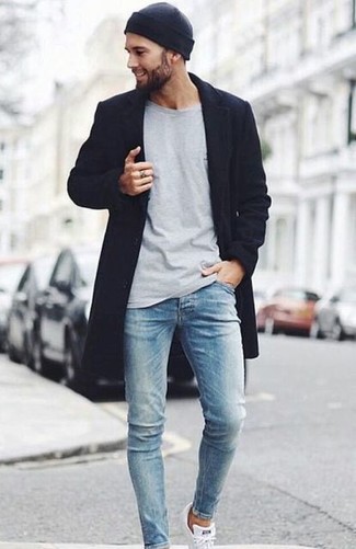 С чем носить голубые брюки мужчине в холод: Черное длинное пальто в паре с голубыми брюками — классная идея для создания мужского ансамбля в стиле смарт-кэжуал. В тандеме с этим образом великолепно выглядят белые низкие кеды.