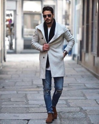 Какие длинные пальто носить с табачными ботинками челси в стиле кэжуал: Длинное пальто и синие рваные зауженные джинсы — беспроигрышный образ, если ты хочешь создать лёгкий, но в то же время стильный мужской образ. Боишься выглядеть несерьезно? Дополни этот образ табачными ботинками челси.