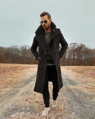 Модный лук: темно-коричневое длинное пальто, темно-серая футболка с длинным рукавом, черные зауженные джинсы, бежевые замшевые ботинки челси