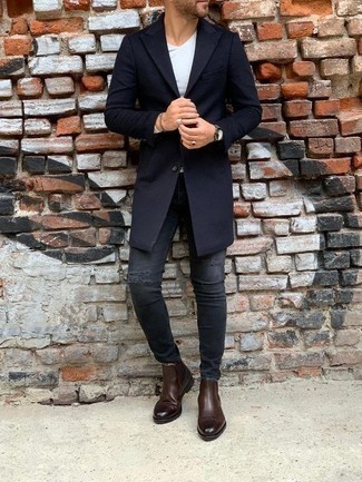 Какие джинсы носить с темно-коричневыми ботинками челси мужчине весна в стиле кэжуал: Сочетание темно-синего длинного пальто и джинсов позволит создать необычный мужской образ в непринужденном стиле. Хотел бы добавить сюда немного классики? Тогда в качестве обуви к этому луку, обрати внимание на темно-коричневые ботинки челси. Нам очень по вкусу такой образ на весну.