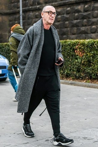 Какие брюки карго носить с черно-белыми кроссовками за 50 лет: Хочешь выглядеть дорого? Тогда лук из серого длинного пальто и брюк карго для тебя. Нравится экспериментировать? Дополни образ черно-белыми кроссовками.