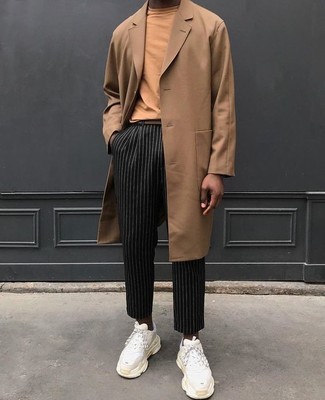 Какие кроссовки носить с светло-коричневым длинным пальто в стиле кэжуал: Светло-коричневое длинное пальто и черно-белые брюки чинос в вертикальную полоску — необходимые вещи в идеальном мужском гардеробе. Незаурядные парни дополнят образ кроссовками.