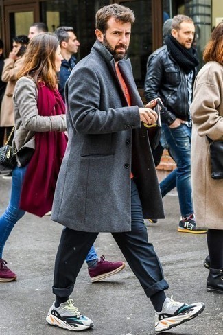 С чем носить серое длинное пальто в теплую погоду в стиле кэжуал: Дуэт серого длинного пальто и темно-серых брюк чинос выглядит очень модно, разве не так? Почему бы не привнести в этот лук немного небрежности с помощью разноцветных кроссовок?