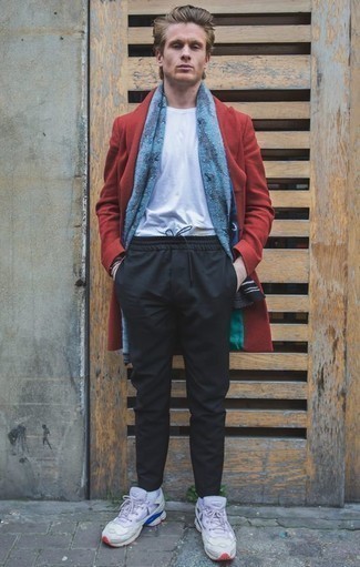 С чем носить темно-красное длинное пальто в 30 лет: Дуэт темно-красного длинного пальто и черных брюк чинос позволит выглядеть аккуратно, а также подчеркнуть твой индивидуальный стиль. Если сочетание несочетаемого импонирует тебе не меньше, чем безвременная классика, заверши этот наряд голубыми кроссовками.