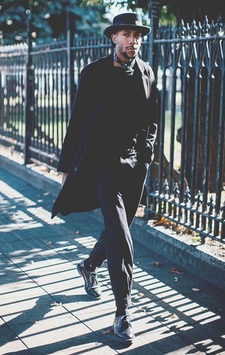 Как носить темно-синее длинное пальто с черной футболкой с круглым вырезом в холод в стиле смарт-кэжуал: Темно-синее длинное пальто и черная футболка с круглым вырезом помогут составить необыденный мужской образ для работы в офисе. Почему бы не привнести в этот ансамбль на каждый день толику нарядности с помощью черных кожаных туфель дерби?