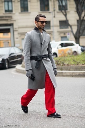 С чем носить черные кожаные повседневные ботинки за 40 лет мужчине весна в стиле смарт-кэжуал: Серое длинное пальто в сочетании с красными брюками чинос позволит создать стильный, и в то же время мужественный лук. В качестве обуви сюда просятся черные кожаные повседневные ботинки. Когда зима сменяется более теплой погодой, всегда хочется выглядеть эффектно и приятно для противоположного пола. Подобное сочетание без сомнений поможет достичь именно этого.