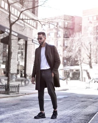Какие кроссовки носить с темно-коричневым длинным пальто в стиле кэжуал: Темно-коричневое длинное пальто и темно-серые брюки чинос — идеальный вариант для рабочего ансамбля на каждый день. Закончив лук кроссовками, можно привнести в него немного непринужденности.