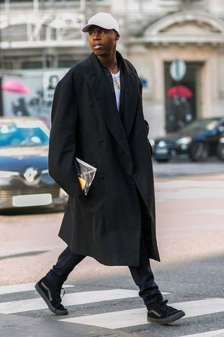 Как носить высокие кеды с брюками чинос в холод: Темно-серое длинное пальто и брюки чинос — обязательные вещи в гардеробе мужчин с классным чувством стиля. Не прочь поэкспериментировать? Дополни лук высокими кедами.