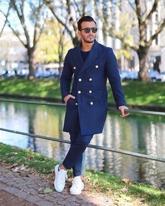 С чем носить белые носки-невидимки в 30 лет мужчине в прохладную погоду: Если в одежде ты ценишь комфорт и практичность, темно-синее длинное пальто и белые носки-невидимки — великолепный выбор для привлекательного мужского лука на каждый день. Что до обуви, заверши образ бело-черными низкими кедами из плотной ткани.