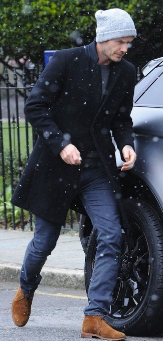 Как David Beckham носит Черное длинное пальто, Темно-серая футболка с круглым вырезом, Темно-синие брюки чинос, Табачные замшевые ботинки дезерты